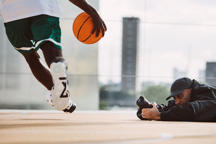 EOS R1_Lifestyle_male_photographer_basketball_court_Atiba_Jefferson_623954.jpg