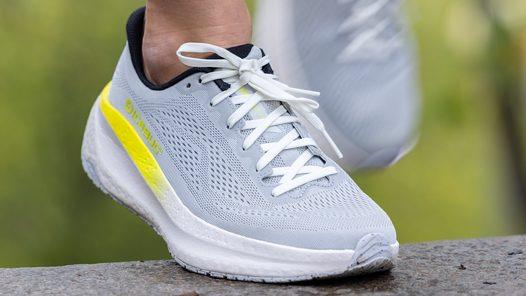 Aura RB9X LightGrey Lime - Running (1)