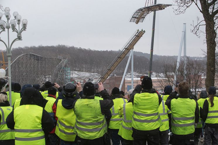 Lisebergs personal betraktar när den högsta bandelen läggs på plats av Valkyria