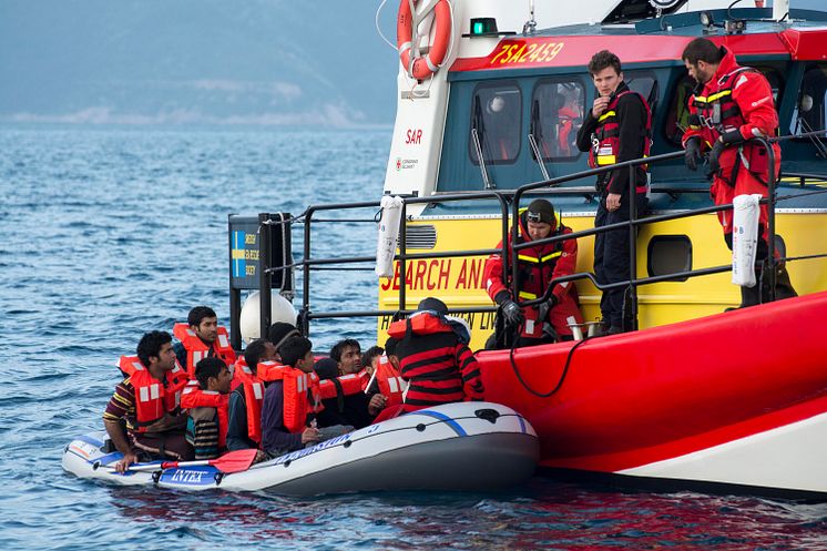 Gula Båtarna undsätter flotte i sjönöd. Samos den 25 mars.