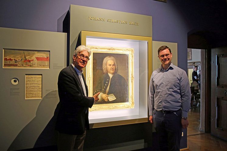 Dr. Volker Rodekamp und Eric Buchmann vor dem Bach-Portrait im Alten Rathaus