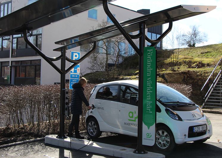 Solcellsdriven laddstation för elbilar, KTH 