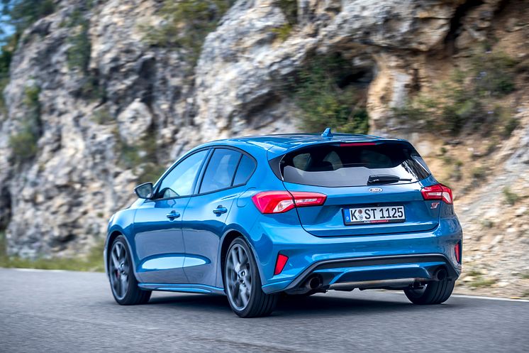 FORD_2019_FOCUS_ST_Performance_Blue_22