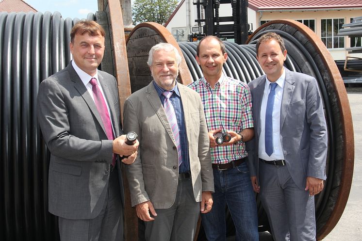 Foto: vl. Martin Hanner, Regionalleiter für Niederbayern und die Oberpfalz, Walter Pirchtner, Leiter der Netzdienste Niederbayern, Jürgen Hoffmeister, Netzbauleiter am Netzcenter Eggenfelden und Pressesprecher Maximilian Zängl (Bayernwerk).