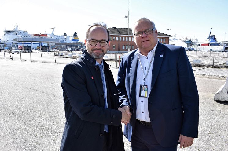 Infrastrukturminister Tomas Eneroth och Jörgen Nilsson, vd Trelleborgs Hamn AB