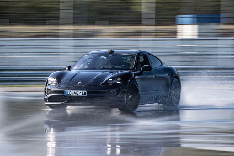 Porsche Taycan på sin 42,171 kilometer långa väg mot världsrekordet i helelektrisk drifting