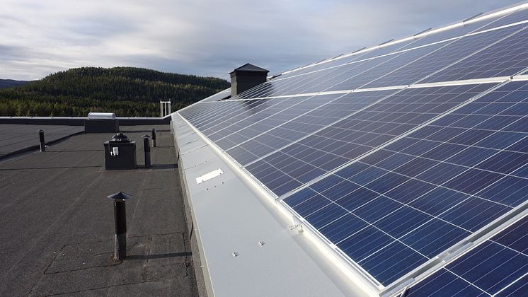 Barnehagen har et hybrid solcelle- og solfangeranlegg som både forsyner barnehagen med strøm og varmtvann. 