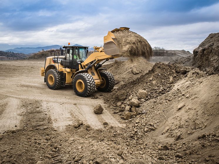 Cat 972M XE hybridhjullastare - fylld skopa