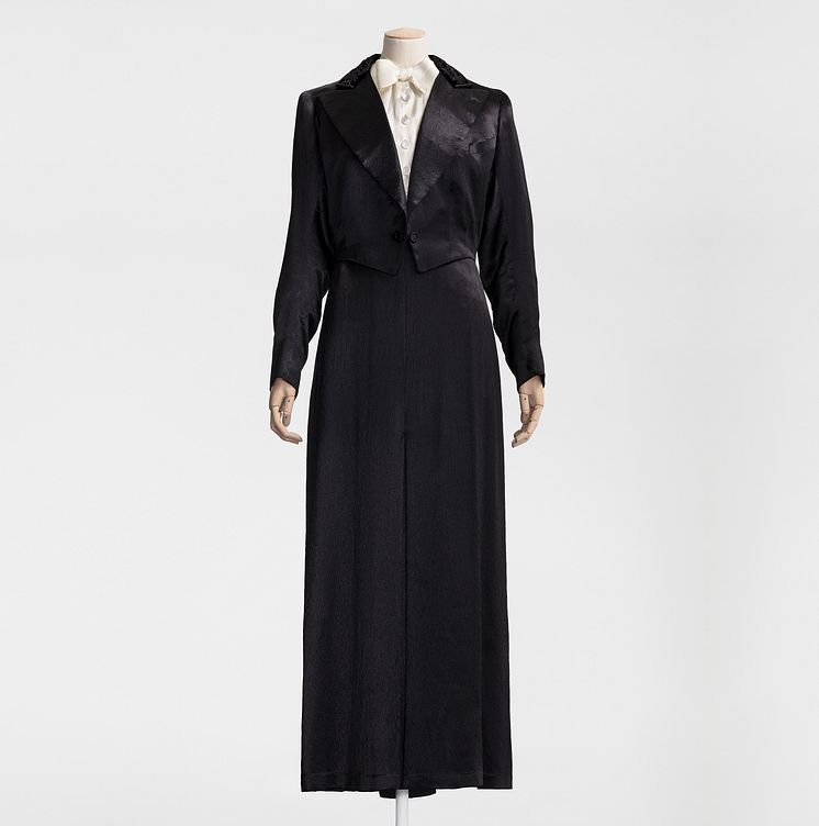 Sidenfrack med lång slank kjol i utställningen Nordens Paris på Nordiska museet