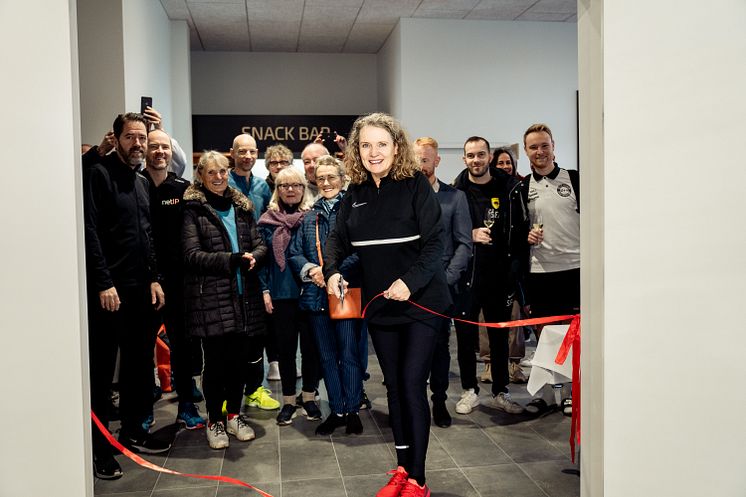 Den røde snor blev klippet til stor begejstring for de fremmødte (2)