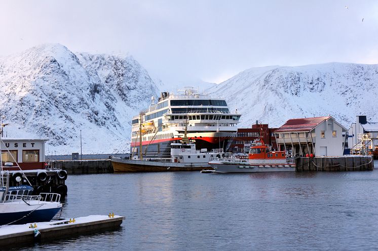 MS-Trollfjord-Honningsvag-110433- Photo_Hurtigruten_Norway