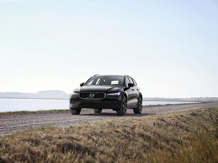 V60_Cross_Country_B5_AWD_Onyx_Black