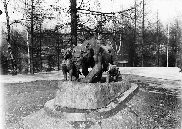 The sculpture Lioness and cubs