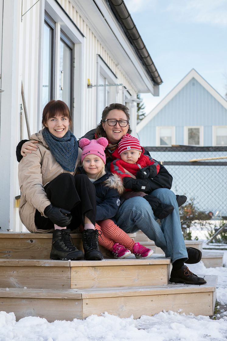 Marie Vestermark och Adam Kline med barnen Ruth, 4 år, och Ossian, 1 år.