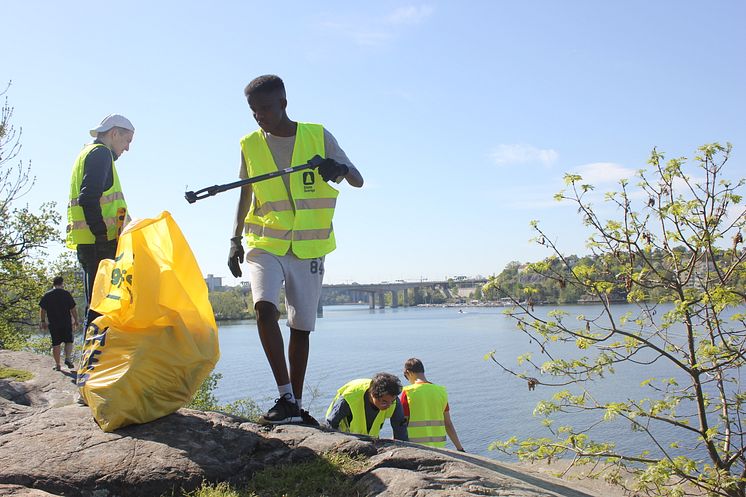 Kungsholmens klippor städas av idrottsungdomar.