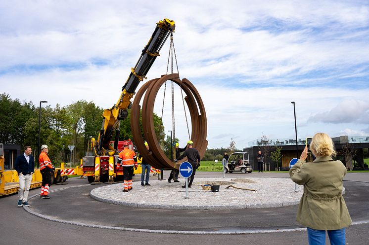 Bestyrelsesformand i Lars Larsen Group overså installationen af den nye skulptur (4)