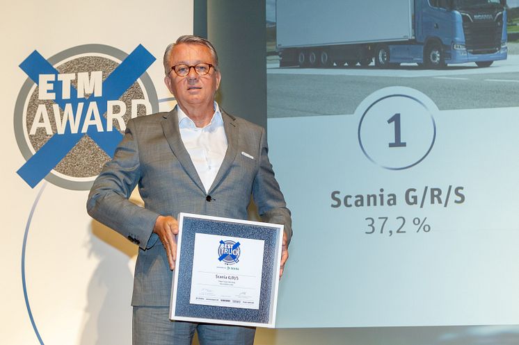 Peter Hornig mit der Auszeichnung Best Truck 2019 für die Fernverkehrs-Lkw von Scania