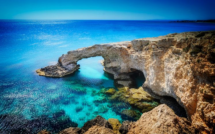 Vackra naturliga rock triumfbåge nära Cavo Greco, Ayia Napa och Protaras på Cypern ö, Medelhavet, Foto iStockphoto.jpg