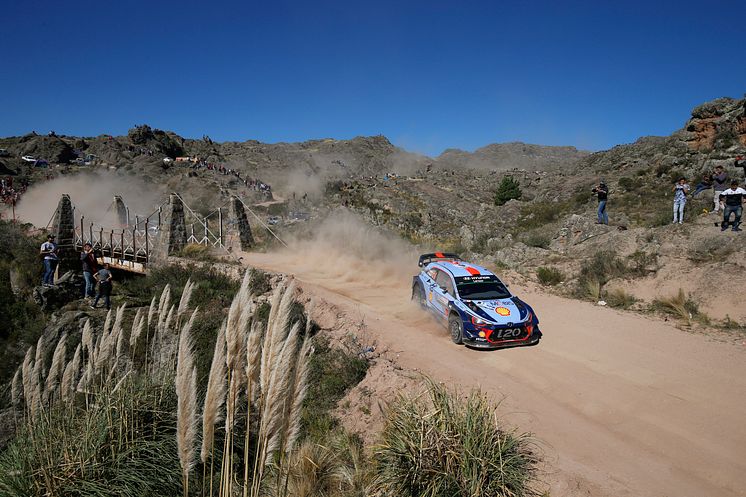 Hyundai Motorsport kör hem segern i Rally Argentina.