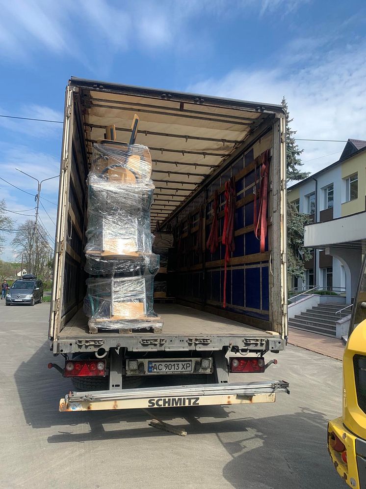 ACE Logistics_Dachser Finland_Unloading aid cargo_Bucha_Ukraine (3)