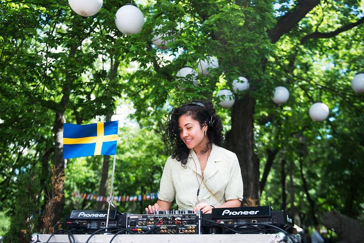 DJ Parinazz