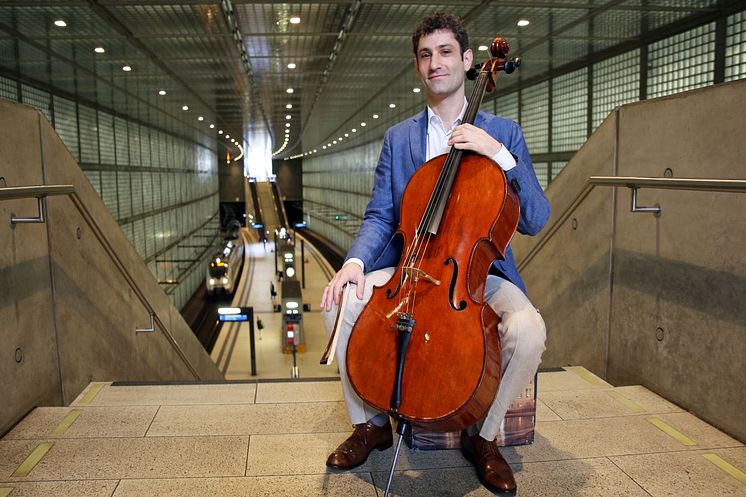 Der Cellist mit "Bertha", seinem Cello, im Leipziger City-Tunnel