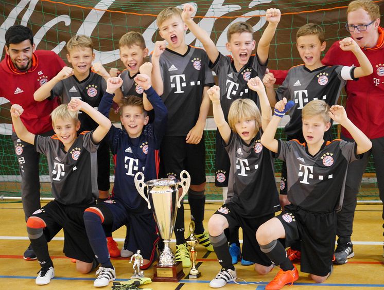 Die E-Jugend des FC Bayern München hat ihren Titel aus dem Vorjahr beim 22. Internationaler Bayernwerk Junior Cup 2016 am Wochenende in Gilching verteidigt.
