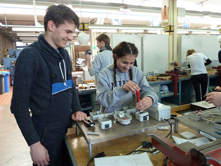 Mit Spaß beim Girls' Day in Kirchlengern: Marco Sawatzki, 1. Ausbildungsjahr Westfalen Weser Energie und Sabine Plett, 7. Jhrg. Erich-Kästner-Gesamtschule Kirchlengern.