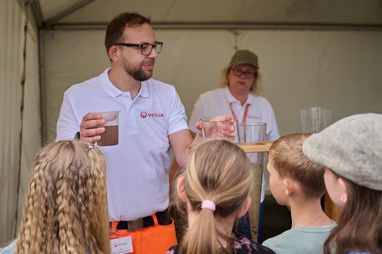 Veolia Weltumwelttag Döbeln_Wasserexperimente_Thomas Malik