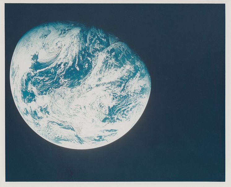 First human-taken photograph of the Planet Earth.jpg