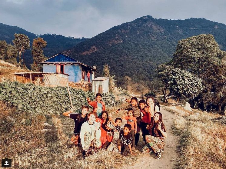 Hjelper barn i NEPAL:  YouTuberne Beatriz Neves og Ellen Aabol og instagrammer Steffen Lundberg i Nepal for å støtte Normisjon sitt arbeid i forbindelse med Giving Tuesday 2018.