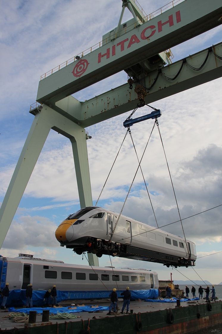 出荷のため船積みされるClass 800車両