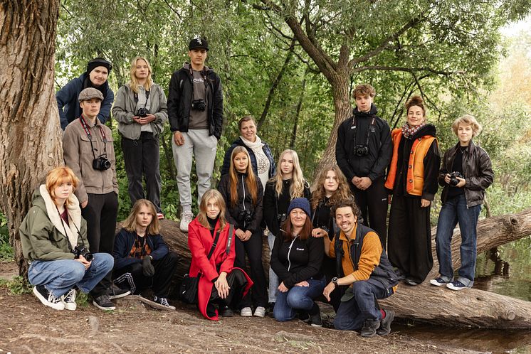 Young People -ohjelmaan osallistuneet nuoret kuvausretkipäivällä Oulun Ainolan puistossa