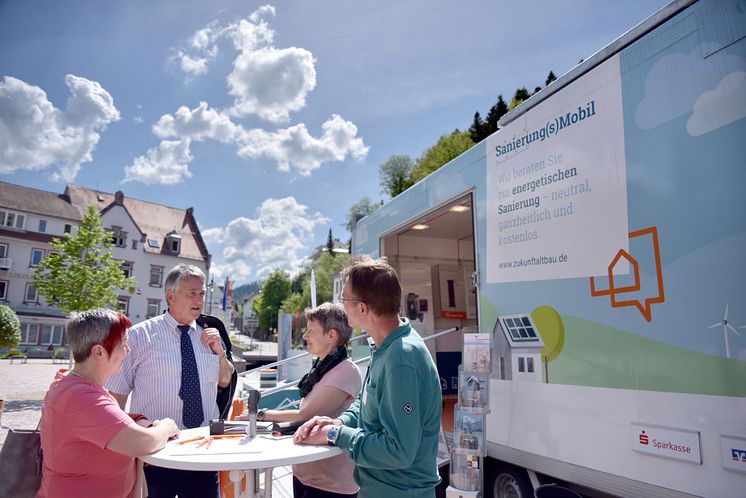 Beratungssituation am Sanierung(s)Mobil