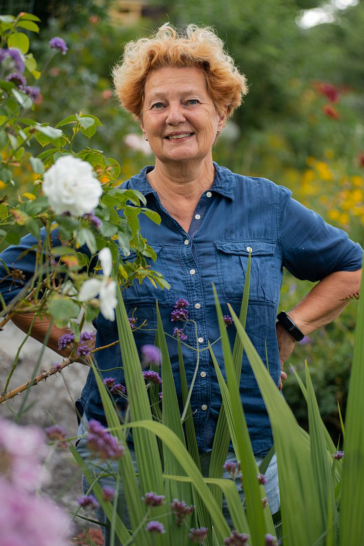 Ingrid Thörnqvist framifrån med blommor