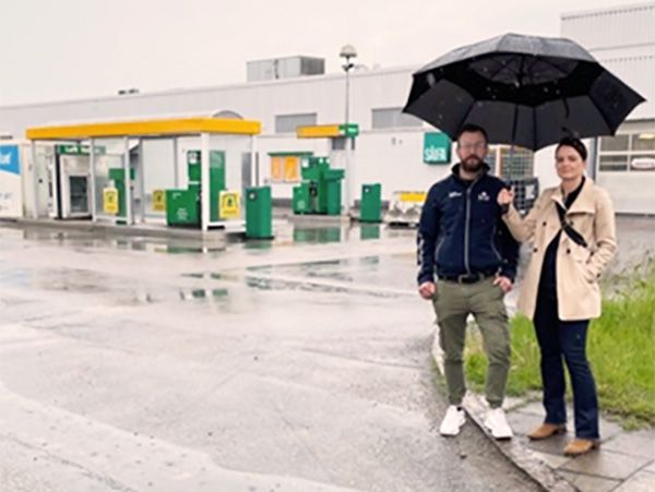 Pressbild_stationschef Fredrik Engström och Camilla Blennow framför Bilprovningens nyetablering i Malmö.jpg