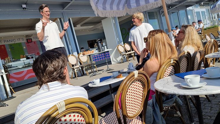 Maximillian Lundin (tv) och Fredrik Ekman (th) i samspråk med journalister på Bluewaters pressträff hos Skeppsbro bageri.