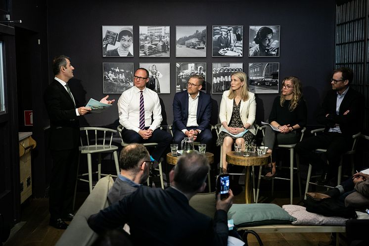 Ibrahim Baylan, näringsminister, Björn Hellman, vd Livsmedelsföretagen, Lars Appelqvist, vd Löfbergs, Anna Malmhake, vd The Absolut Company, Malin Jennerholm, vd Orkla Confectionery & Snacks, Anders Fredriksson, vd Norrmejerier