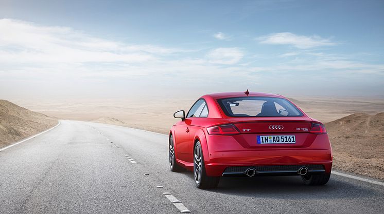 Audi TT Coupé (tangorød) statisk bagfra