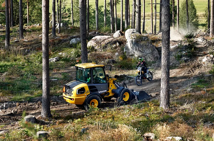 Den elektriska hjullastaren Volvo L20 Electric tillsammans med den eldrivna motorcykeln Stark VARG inför GGN.