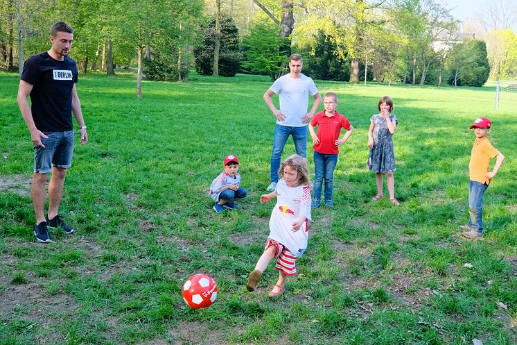 RB-Fußballer kicken im Kinderhospiz Bärenherz mit kleinen Fans um die Wette 