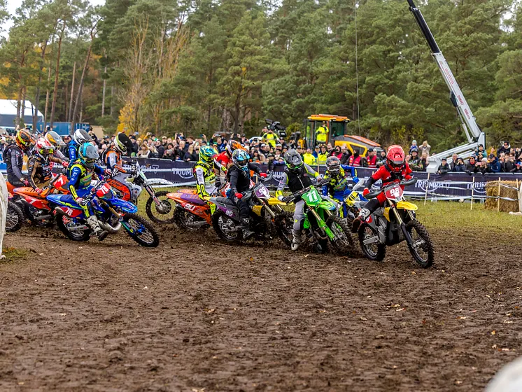 Swecon I Stark Futures EnduroGP-förare David Herbreteau tog holeshot i första kurvan i elitklassen.