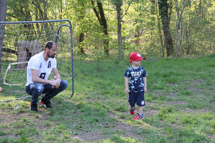 RB-Fußballer kicken im Kinderhospiz Bärenherz mit kleinen Fans um die Wette 