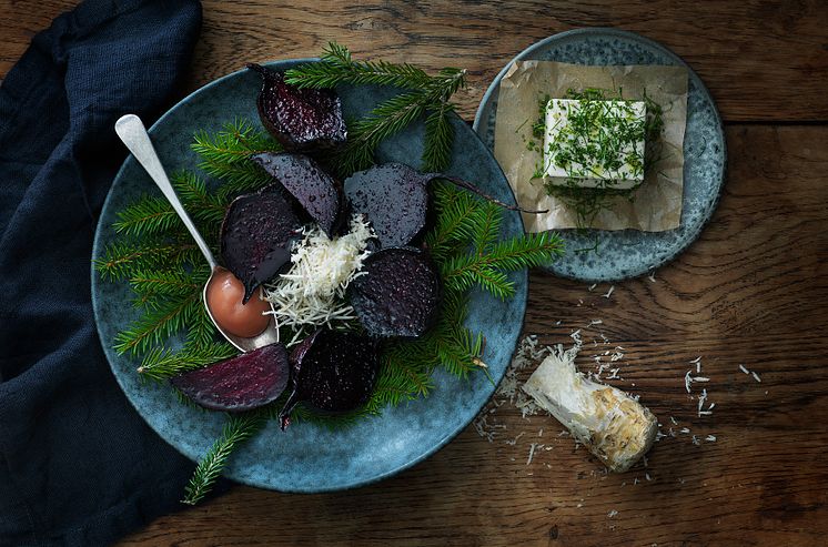 Paul Svenssons rökta betor med örtpicklad tofu och äpple