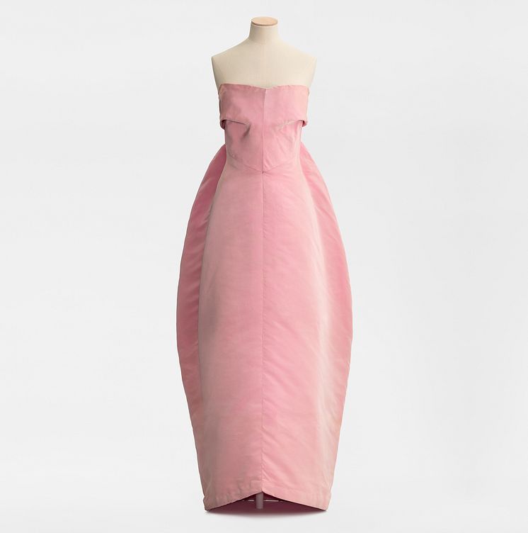 Aftonklänning i Parisoriginal från Balenciaga i utställningen Nordens Paris på Nordiska museet