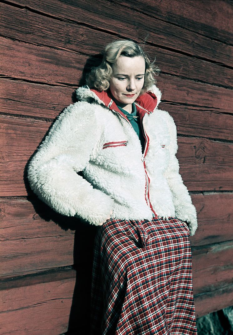 Klädd för friluftsliv. En färgmatchad ung kvinna i fuskpälsjacka och rutig kjol, 1941. Foto: Gunnar Lundh, © Nordiska museet