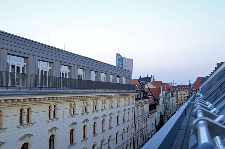 Blick von einem Zimmerbalkon in die Hainstraße des Arthotel ANA Symphonie