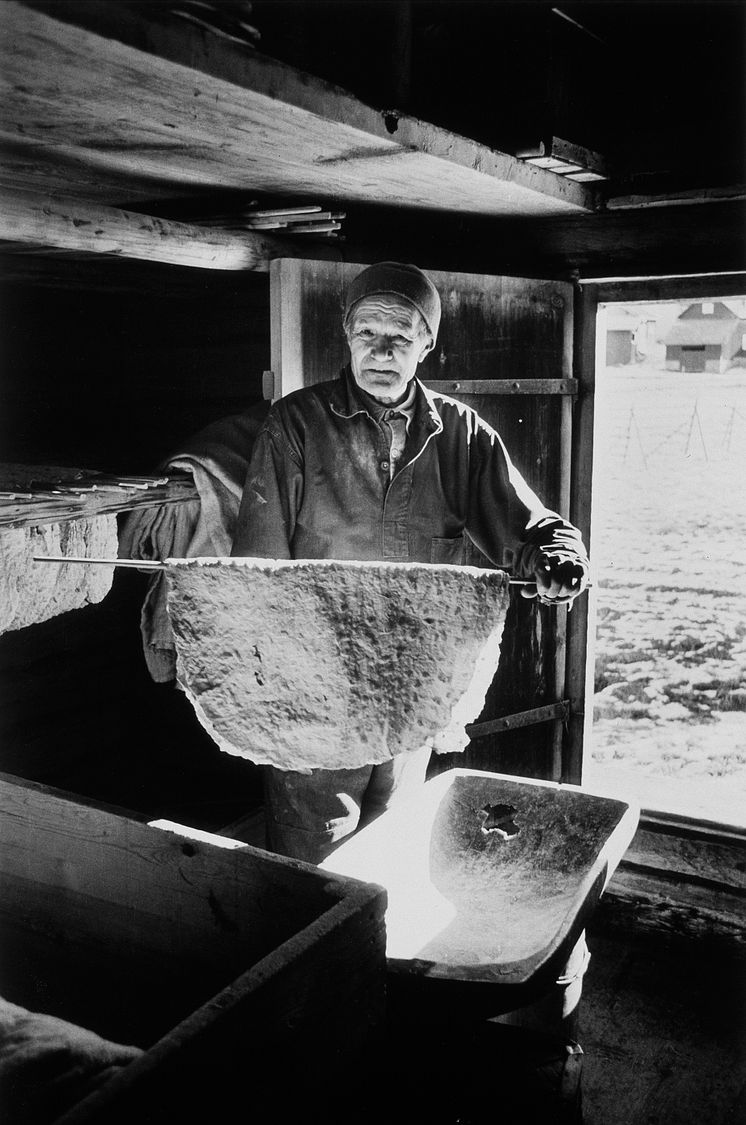 Tunnbrödsbakning i Indor, Dalarna 1976. Foto Kerstin Bernhard, Nordiska museet.