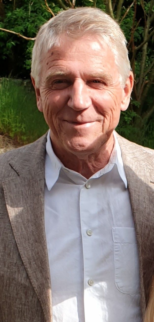 Tomas Lidman porträtt med sommarbakgrund.jpg