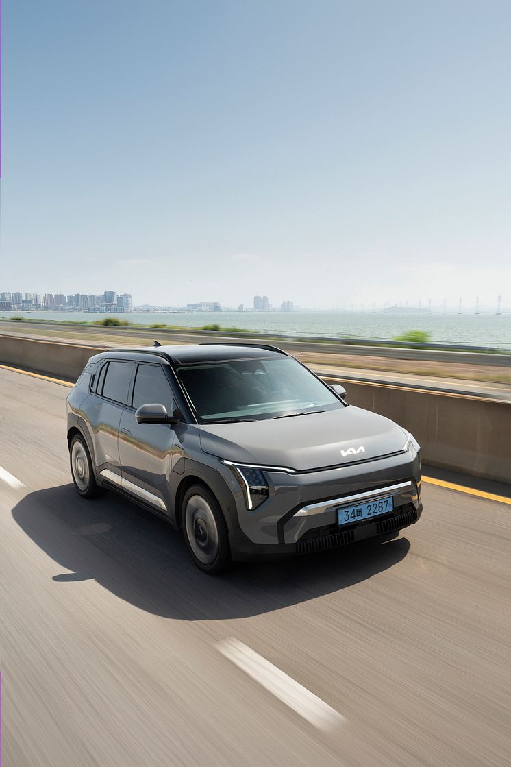 kia-ev3-baseline-shale-grey-seoul-dynamic-hires-0004.jpg
